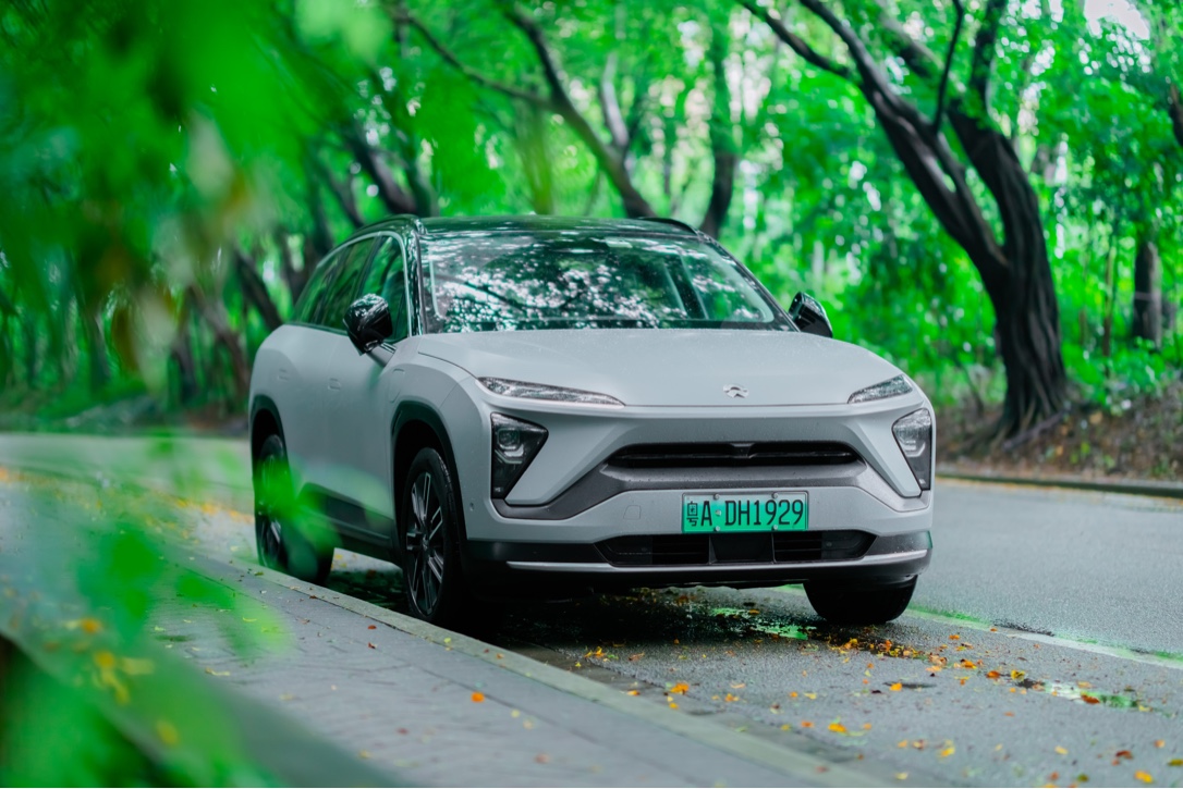 林荫路上鸭脖es6车侧特写_鸭脖es6怎么样-口碑精选