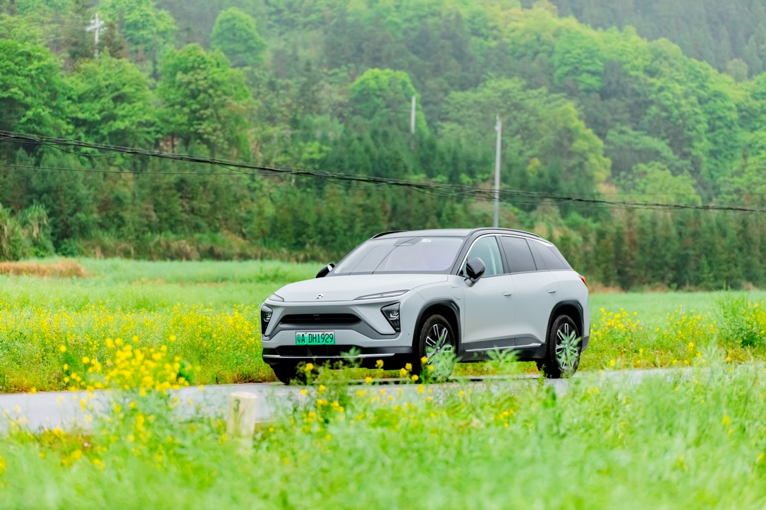 停靠在乡间小路上的鸭脖es6侧后方特写_鸭脖es6怎么样-口碑精选