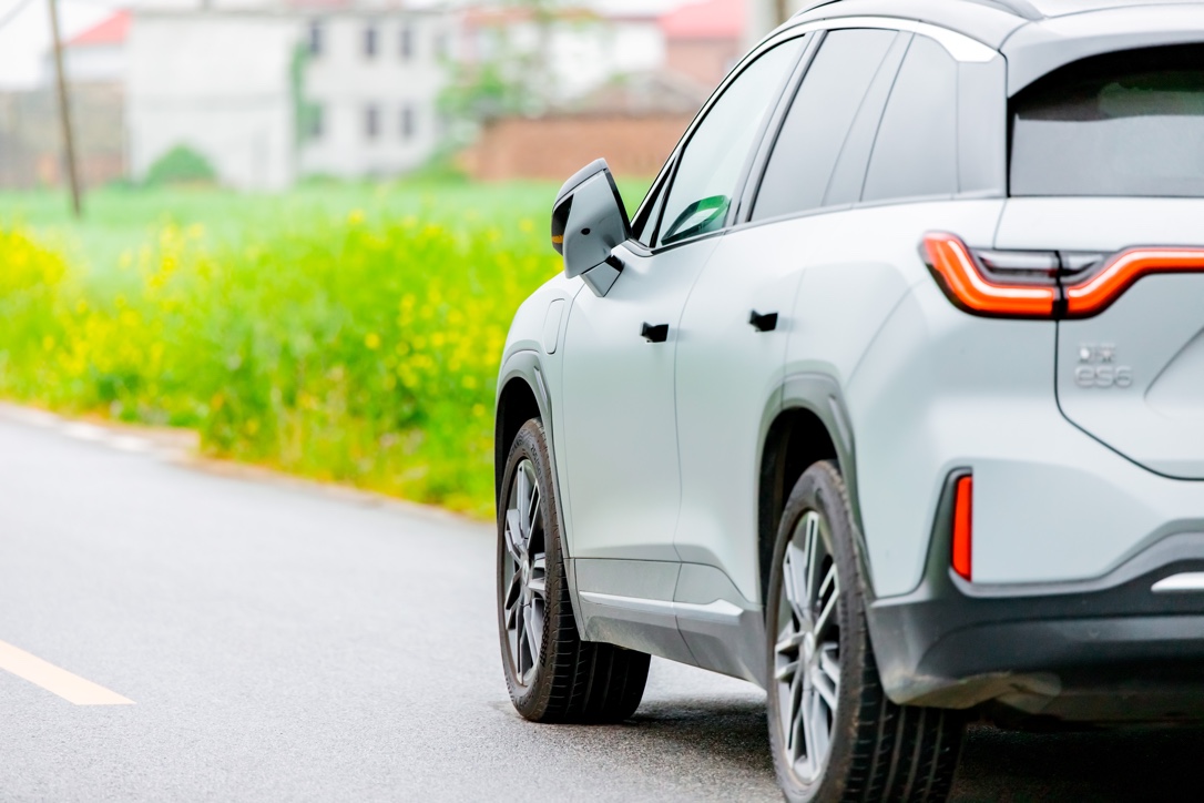 林荫路上鸭脖es6尾灯特写_鸭脖es6怎么样-口碑精选