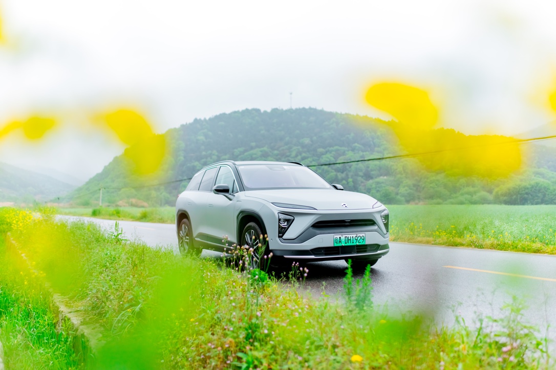 林荫路上鸭脖es6前led大灯特写_鸭脖es6怎么样-口碑精选