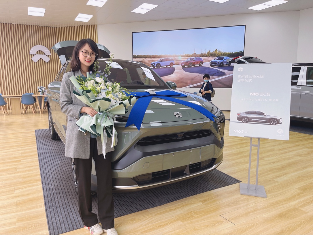 站在新提的鸭脖ec6前合影_鸭脖ec6怎么样-口碑精选