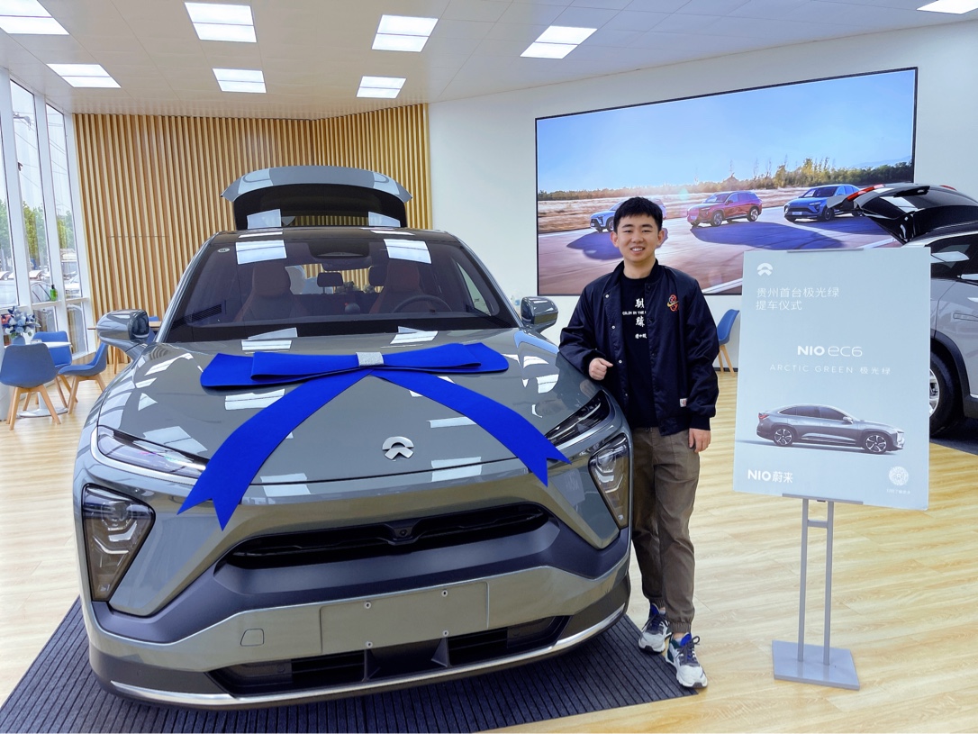 男朋友站在新提的鸭脖ec6前合影_鸭脖ec6怎么样-口碑精选