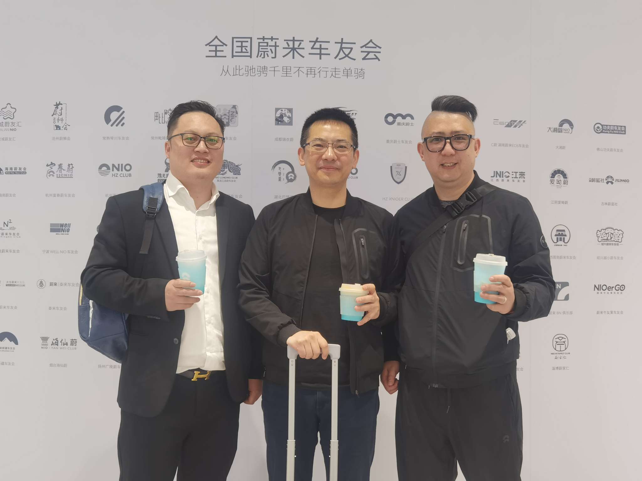 在2021上海车展上与力洪哥合影_鸭脖es8怎么样-口碑精选