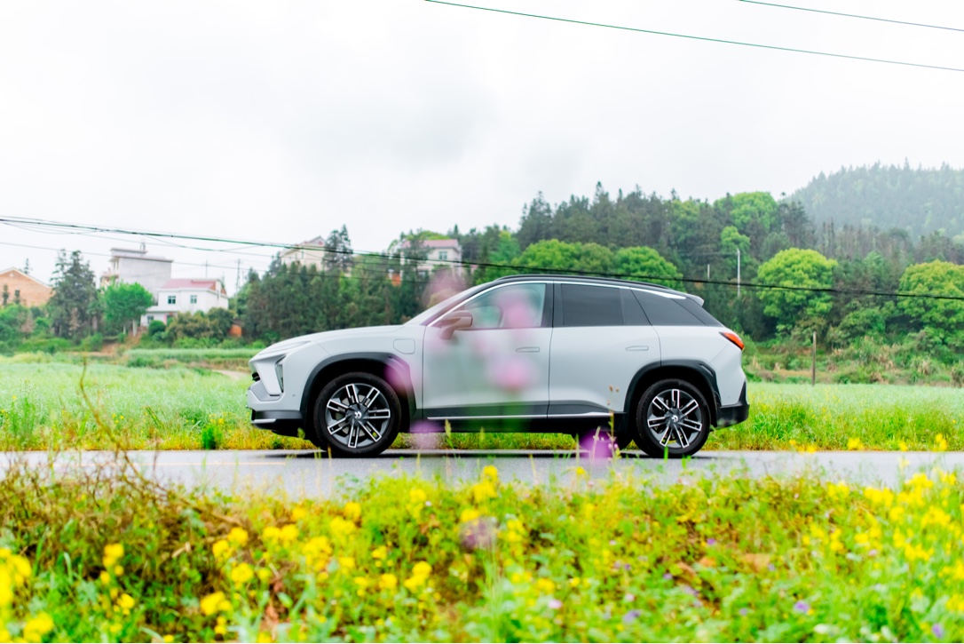 停在乡间小路上鸭脖es6车侧美拍_鸭脖es6怎么样-口碑精选