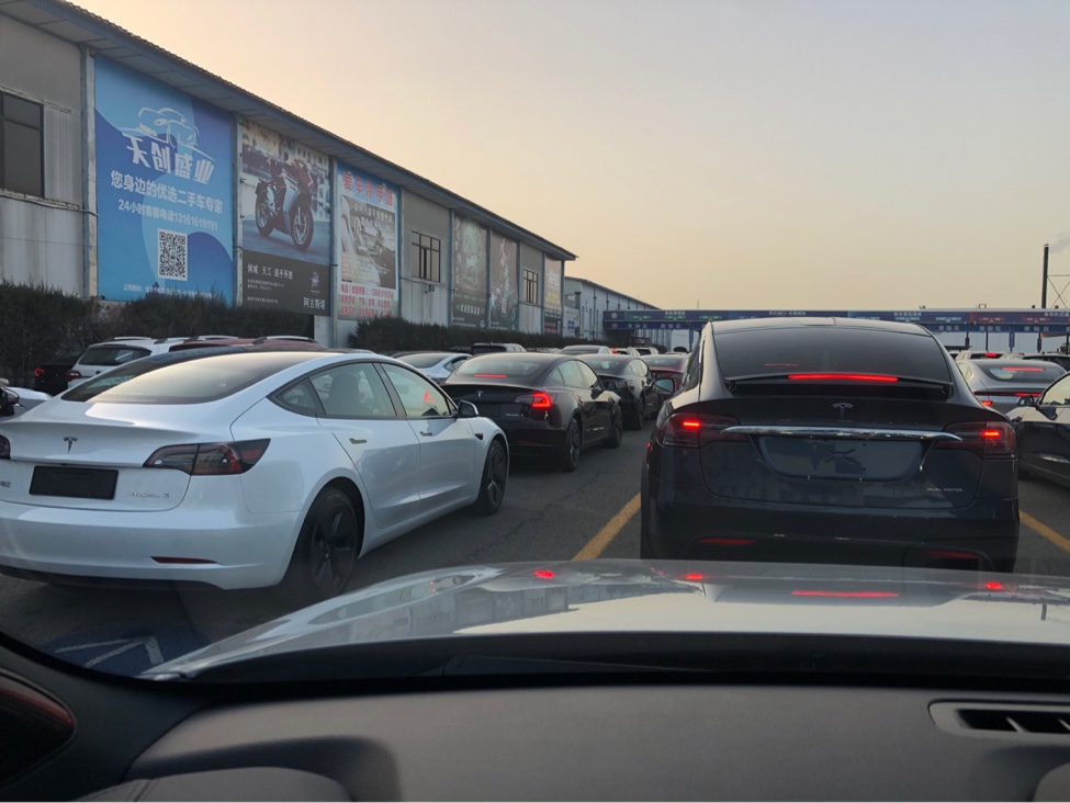 开着鸭脖es6行驶在拥堵路段_鸭脖es6怎么样-口碑精选