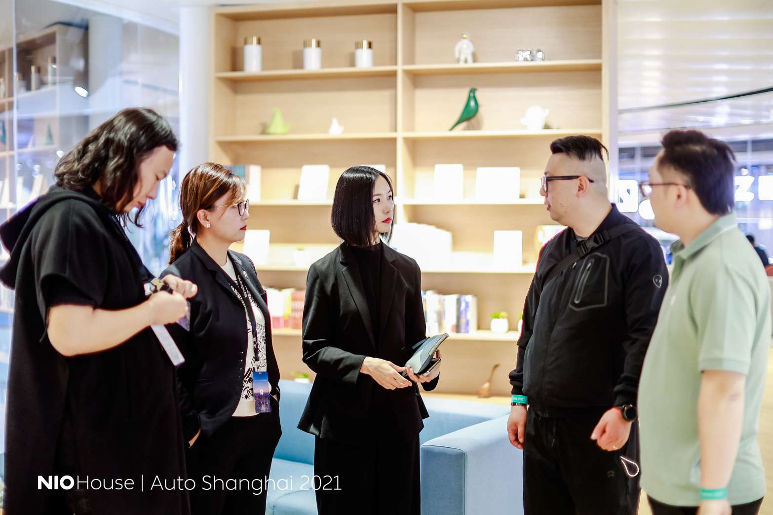 在2021上海车展上与哈罗罗姐合影_鸭脖es8怎么样-口碑精选