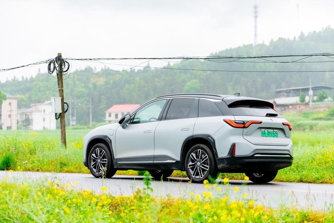 停在乡间小路上鸭脖es6车后侧方美拍_鸭脖es6怎么样-口碑精选