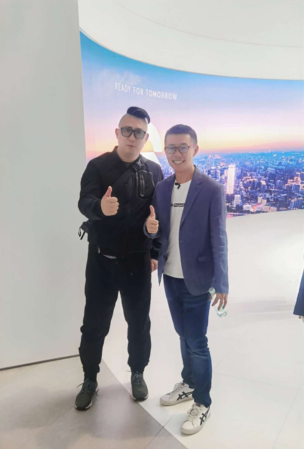 与网红车评人的合影_鸭脖es8怎么样-口碑精选