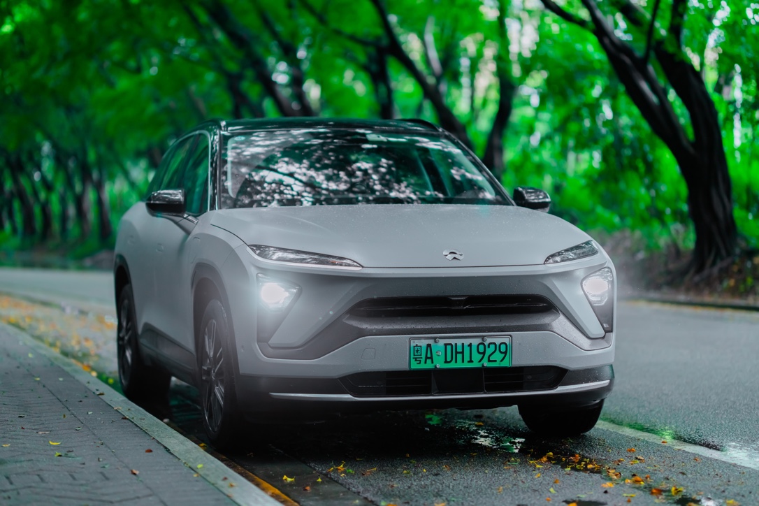 林荫路上鸭脖es6前大灯特写_鸭脖es6怎么样-口碑精选