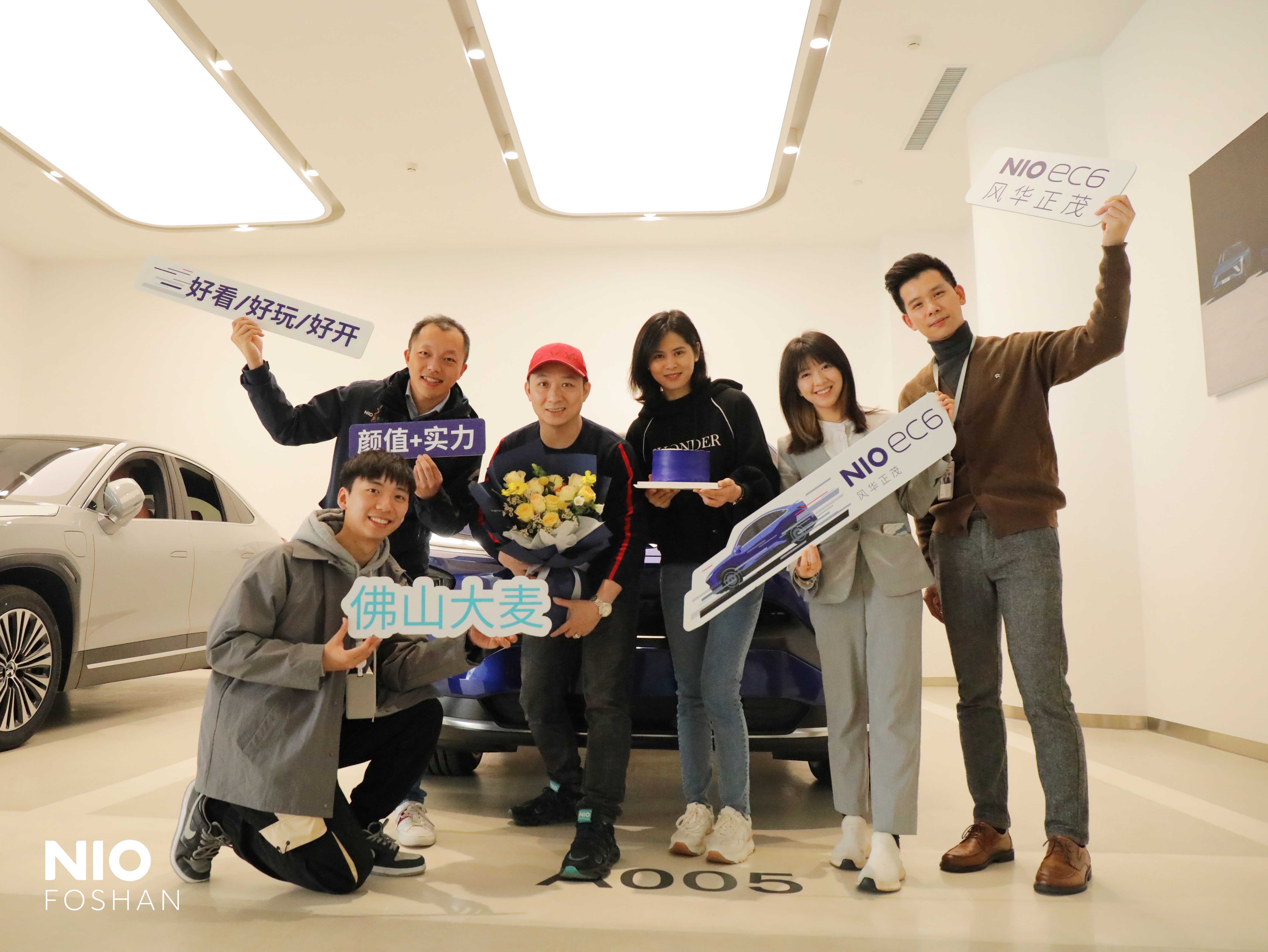 和鸭脖工作人员在鸭脖ec6前合影_鸭脖ec6怎么样-口碑精选