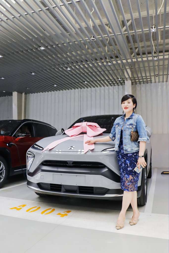 站在交付的鸭脖ec6旁合影_鸭脖ec6怎么样-口碑精选