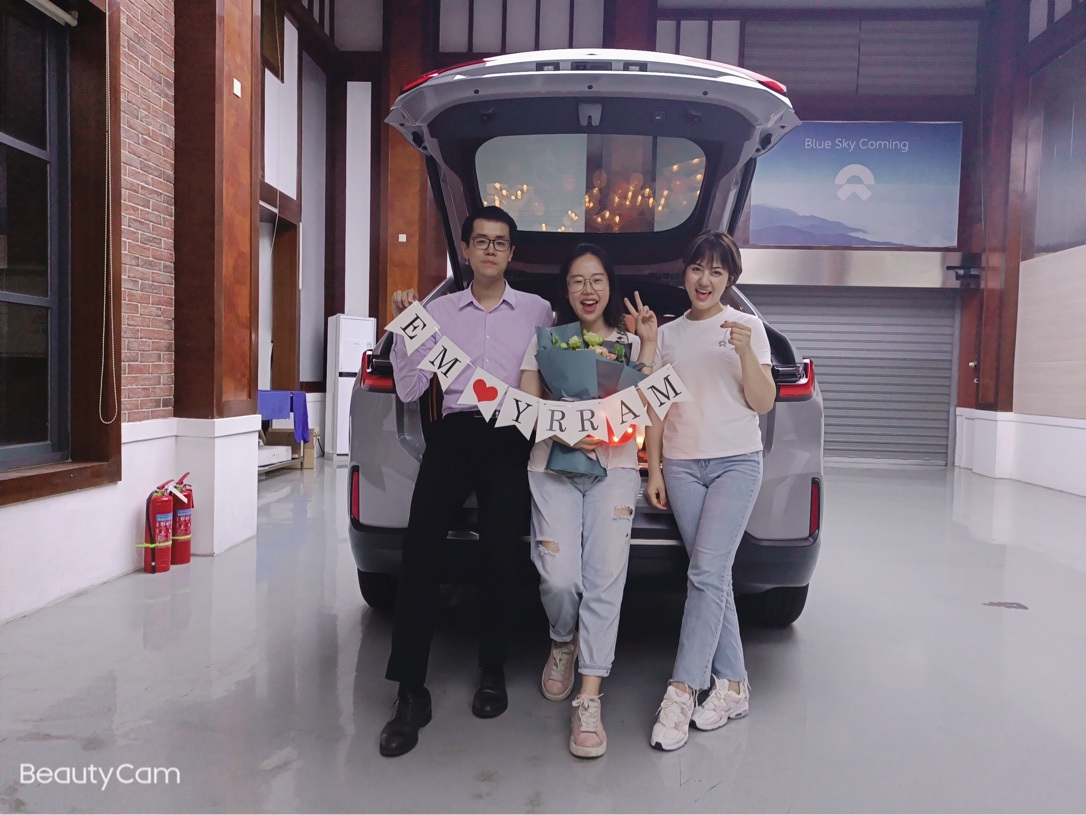 在鸭脖后备箱前合影_鸭脖EC6怎么样-鸭脖EC6口碑