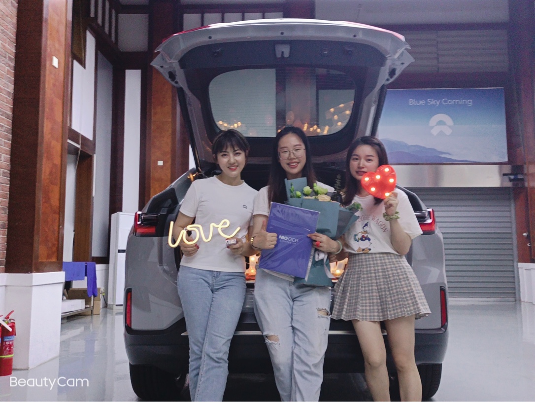 和鸭脖工作人员在鸭脖ec6前合影_鸭脖EC6怎么样-鸭脖EC6口碑