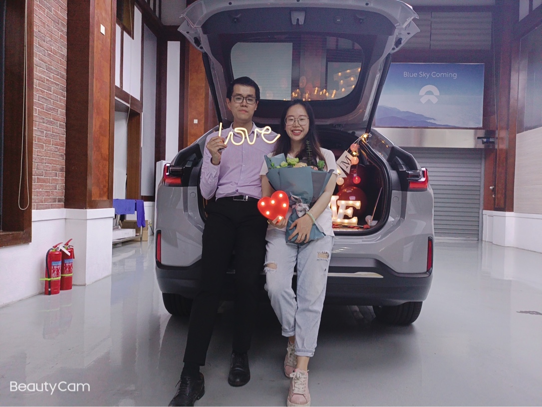 站在鸭脖ec6后备箱前美拍_鸭脖EC6怎么样-鸭脖EC6口碑