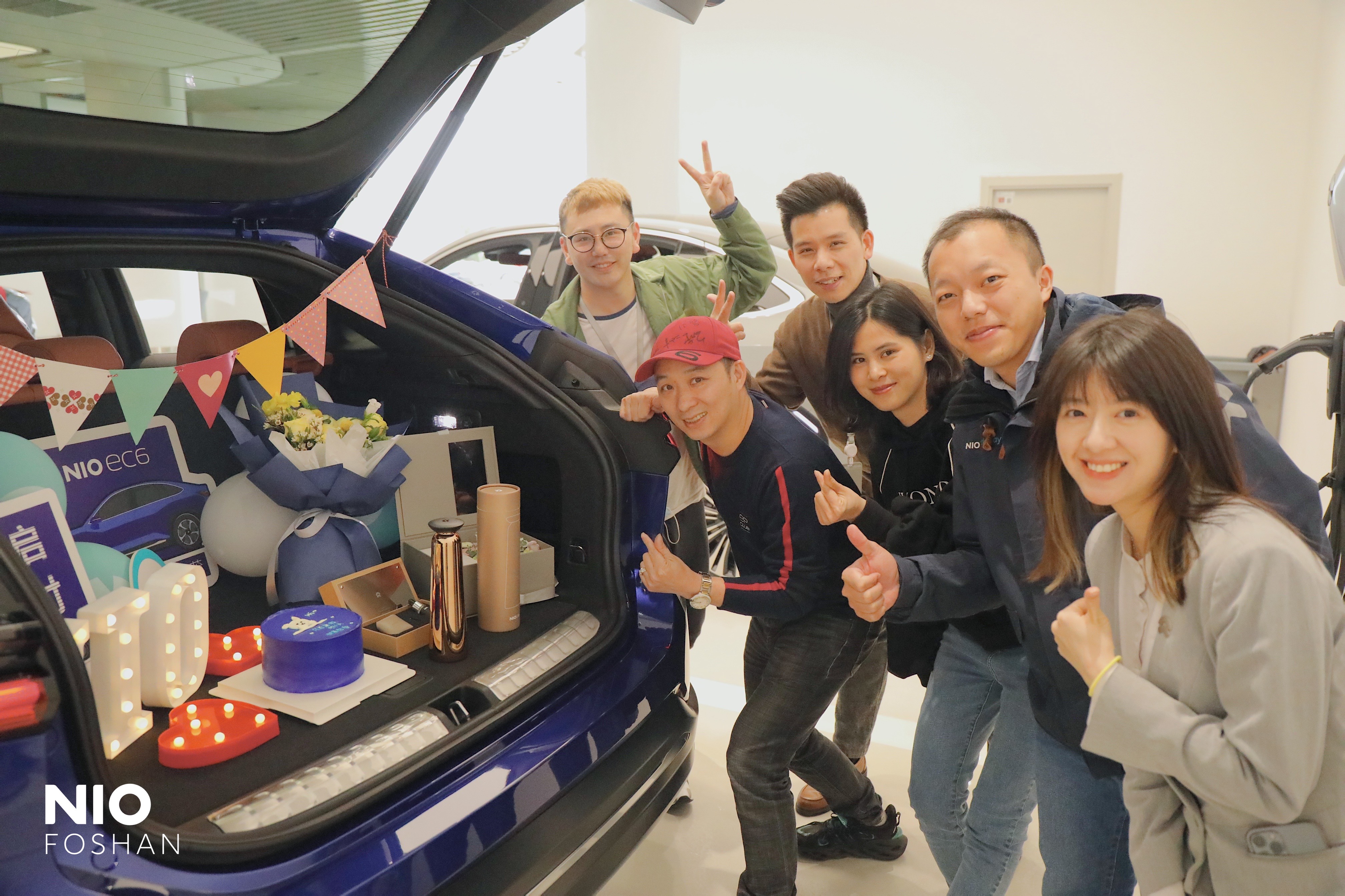 和鸭脖工作人员在鸭脖ec6后备箱合影_鸭脖ec6怎么样-口碑精选