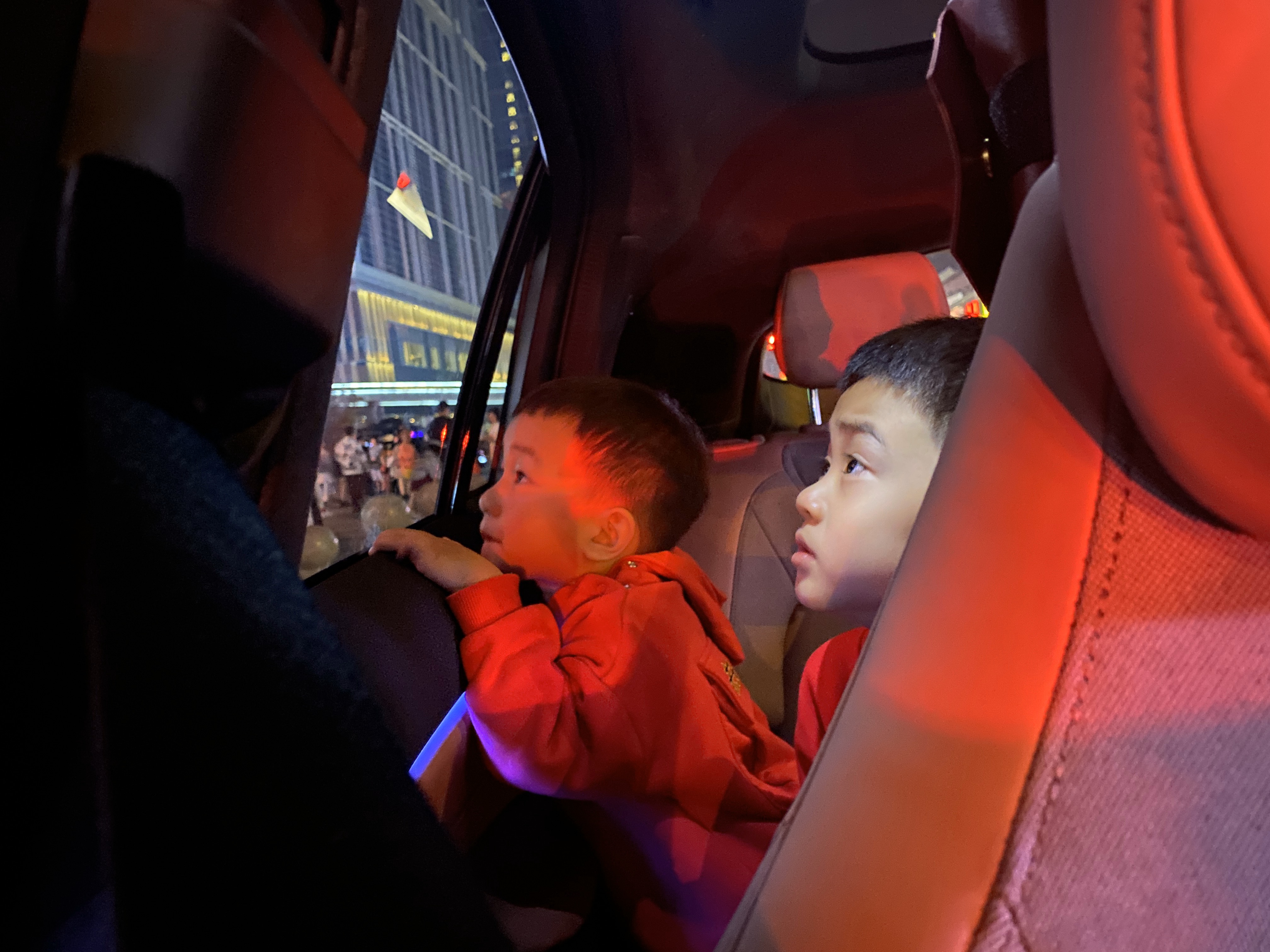 儿子坐在鸭脖ec6后排望向窗外_鸭脖ec6怎么样-口碑精选